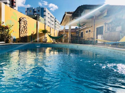 ein Schwimmbad in der Mitte eines Gebäudes in der Unterkunft Hostel Morais Praia in Maceió