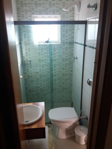 a bathroom with a toilet and a sink at Residencial Castelo Branco in Campinas