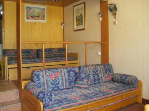 sala de estar con sofá y algunas camas en Tandem de choc - Neige et Soleil, en Isola 2000