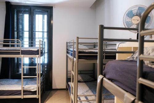 Posteľ alebo postele v izbe v ubytovaní Alternative Creative Youth Hostel Barcelona
