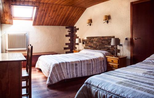 Postel nebo postele na pokoji v ubytování Hostal La Plaça