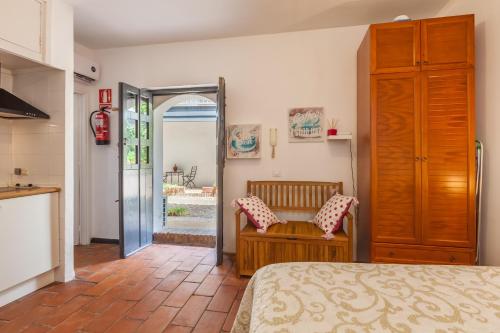 Postel nebo postele na pokoji v ubytování Apartamentos Gadi Corral Siglo XVI