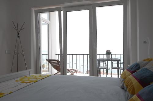 En eller flere senger på et rom på Ocean View Suite