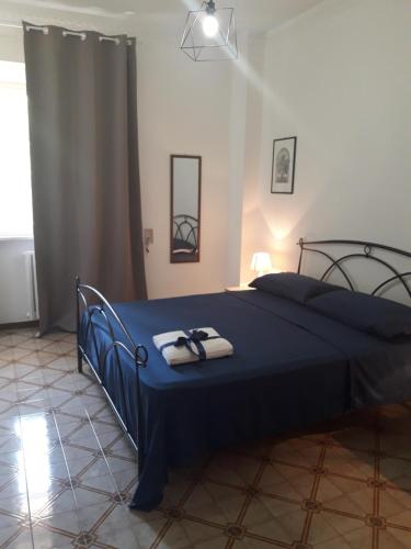 1 dormitorio con 1 cama con edredón azul en I Fiori Di Lucrezia, en Monteroni di Lecce