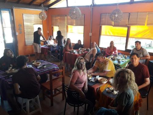 Sierra Magenta في لوس هورنيلوس: مجموعة من الأشخاص يجلسون على الطاولات في مطعم