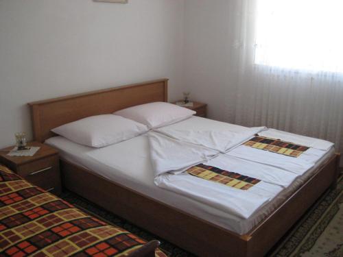 Säng eller sängar i ett rum på Dragica