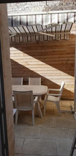 une table et deux chaises ainsi qu'une table et des chaises blanches dans l'établissement Val' Appart, à Valenciennes