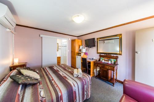 Habitación de hotel con cama y escritorio en Kingaroy Country Motel en Kingaroy