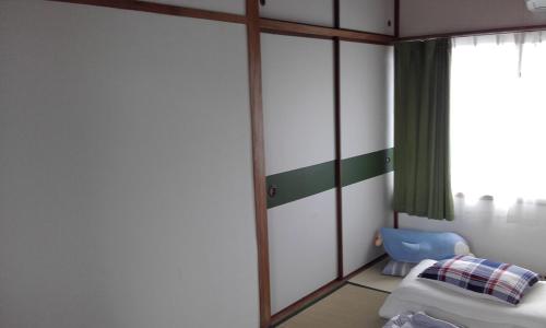 Ένα ή περισσότερα κρεβάτια σε δωμάτιο στο kaeru Guest house