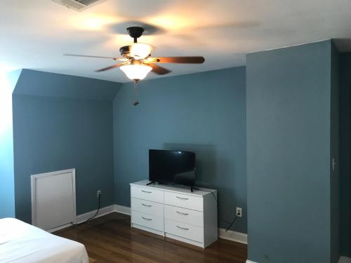 a bedroom with a ceiling fan and a tv on a dresser at Flint Hill in Acworth
