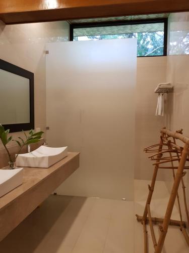 ein Bad mit einem Waschbecken und einem Spiegel in der Unterkunft Casitas de Victoria in Nasugbu