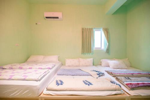 Una cama o camas en una habitación de Penghu Color FIsh Homestay