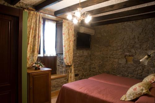 a bedroom with a bed and a window at El Foyu in Colunga
