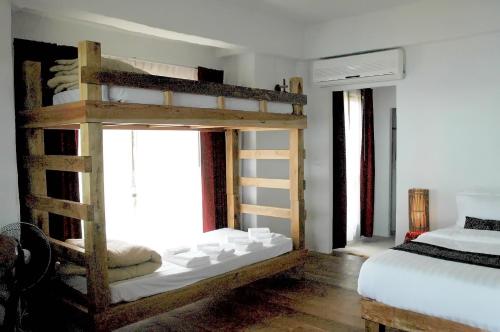 a bedroom with two bunk beds in a room at Koh Mak Cococape Resort in Ko Mak