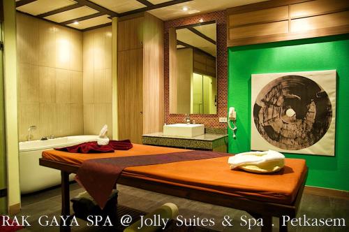 Giường trong phòng chung tại Jolly Suites&Spa Petkasem