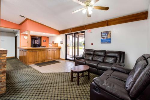 a living room with a couch and a table at Motel 6-Marion, IL in Marion