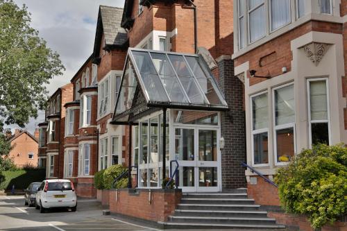 諾丁漢的住宿－諾丁漢威斯敏斯特貝斯特韋斯特優質酒店，街道上带有玻璃屋顶的建筑