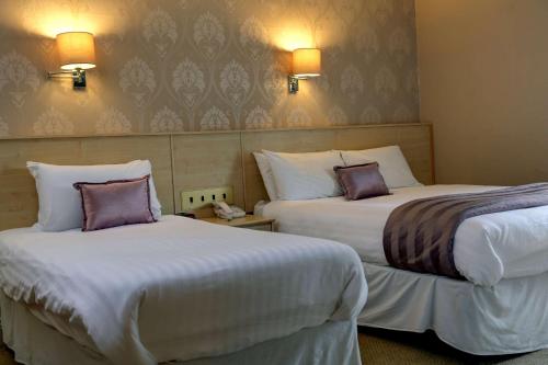 a hotel room with two beds and two lamps at Best Western New Kent Hotel in Newcastle upon Tyne