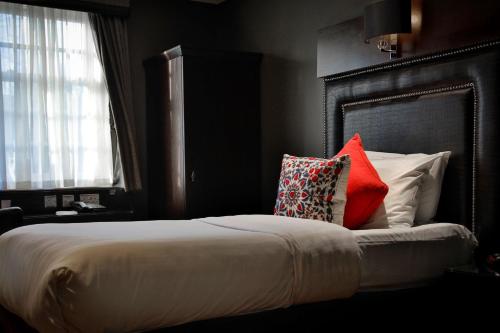 Postel nebo postele na pokoji v ubytování Best Western Glasgow South Eglinton Arms Hotel