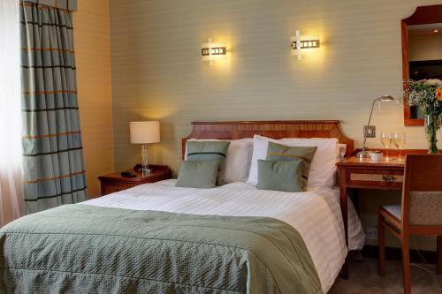 Säng eller sängar i ett rum på Best Western Aberavon Beach Hotel