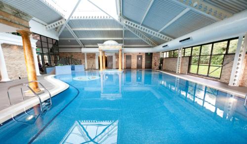a large swimming pool in a large room at Best Western Plus Dunfermline Crossford Keavil House Hotel in Dunfermline