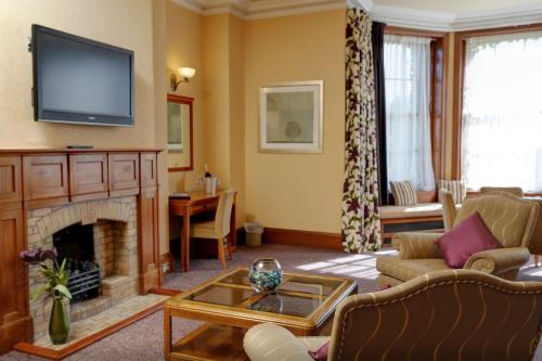 En TV eller et underholdningssystem på Best Western Balgeddie House Hotel