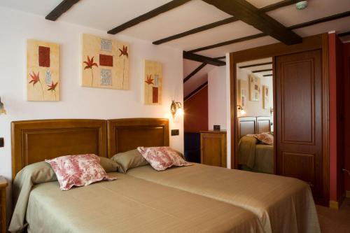 a bedroom with two beds in a room at El Foyu in Colunga