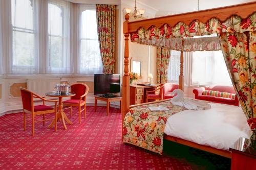 una camera d'albergo con letto e tavolo di Bestwood Lodge Hotel a Nottingham