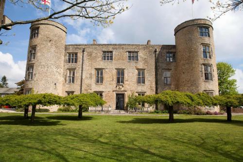 um velho castelo com árvores em frente em Best Western Walworth Castle Hotel em Darlington