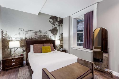 Un pat sau paturi într-o cameră la Hotel at the Lafayette Trademark Collection by Wyndham