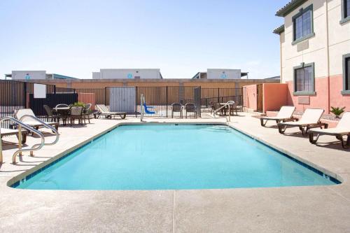 La alberca dentro o cerca de Baymont by Wyndham Phoenix I-10 near 51st Ave
