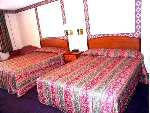 Wesley Inn & Suitesにあるベッド