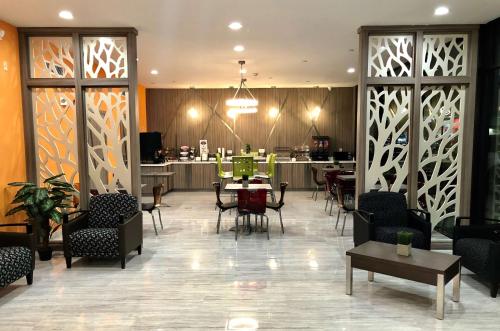 Posezení v ubytování Baymont by Wyndham Houston Hobby Airport