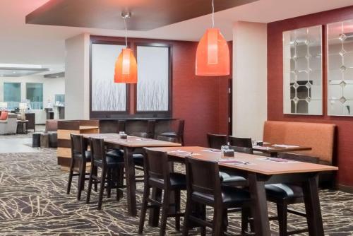 Restaurace v ubytování Ramada by Wyndham Grand Forks