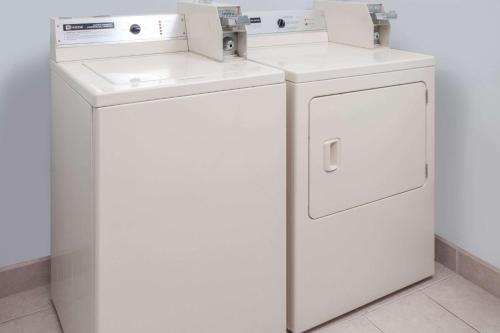シップシェワナにあるSuper 8 by Wyndham Shipshewanaの部屋にある白い洗濯機と乾燥機