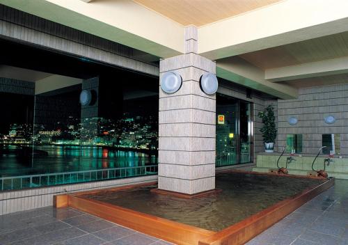 Columna en un edificio con vistas a la ciudad en Uomisaki Hotel, en Atami