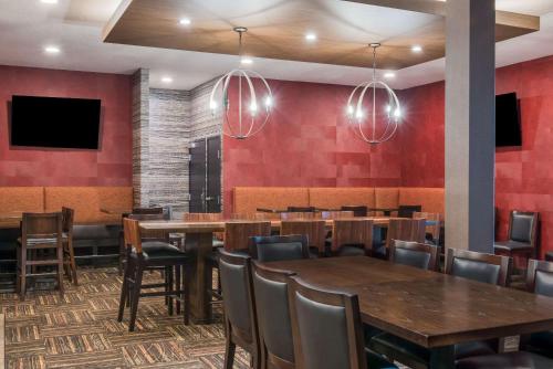Posezení v ubytování Ramada by Wyndham Grand Forks