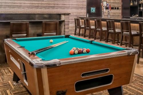 Biliár nebo kulečník v ubytování Ramada by Wyndham Grand Forks