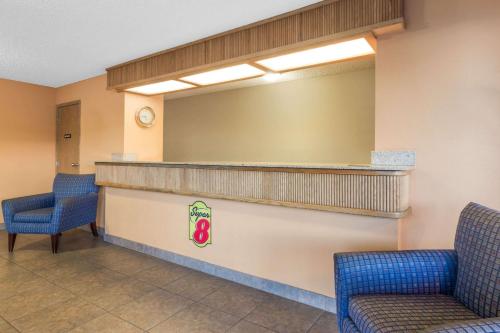 Super 8 by Wyndham LaGrande – Photos 3
