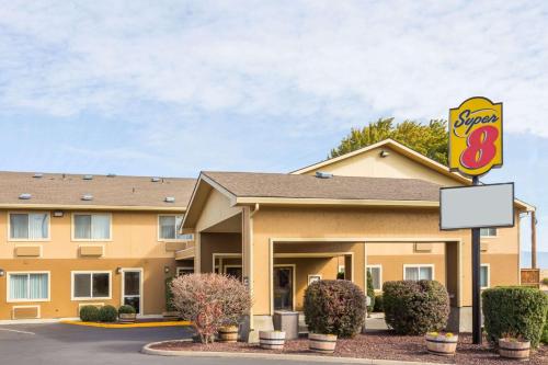 a hotel with a sign for the motel at Super 8 by Wyndham LaGrande in La Grande