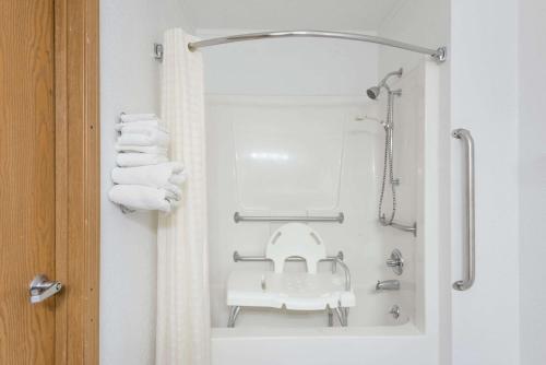 uma casa de banho com um chuveiro, um lavatório e toalhas em Super 8 by Wyndham Bridgeport/Clarksburg Area em Bridgeport