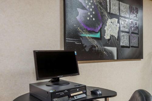 Super 8 by Wyndham Old Saybrookにあるテレビまたはエンターテインメントセンター