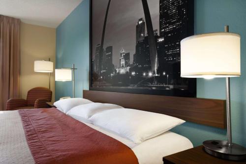 Postel nebo postele na pokoji v ubytování Super 8 by Wyndham Collinsville St. Louis