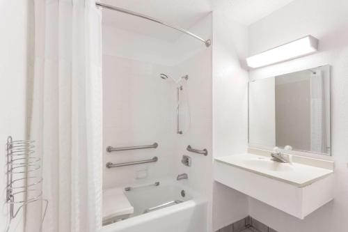 Koupelna v ubytování Super 8 by Wyndham Mundelein/Libertyville Area