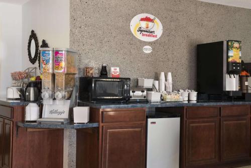 eine Küche mit einer Arbeitsplatte mit Mikrowelle in der Unterkunft Super 8 by Wyndham Danville in Danville