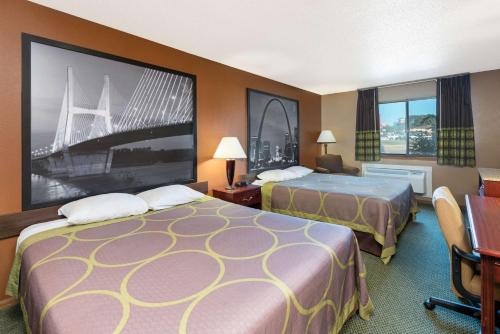 Säng eller sängar i ett rum på Super 8 by Wyndham Poplar Bluff Missouri