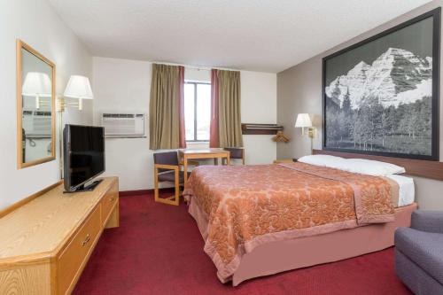 Postel nebo postele na pokoji v ubytování Super 8 by Wyndham Grand Junction Colorado
