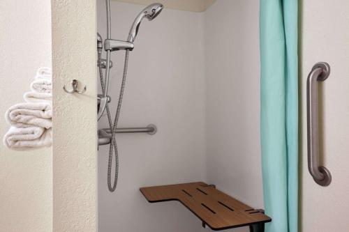 Ein Badezimmer in der Unterkunft Super 8 by Wyndham Collinsville St. Louis