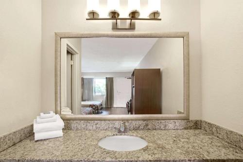 Gallery image of Super 8 by Wyndham Orlando International Drive in Orlando