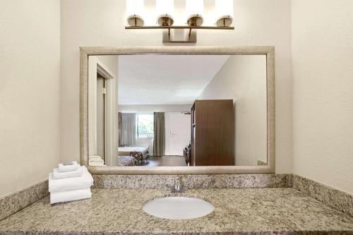 Et badeværelse på Super 8 by Wyndham Orlando International Drive